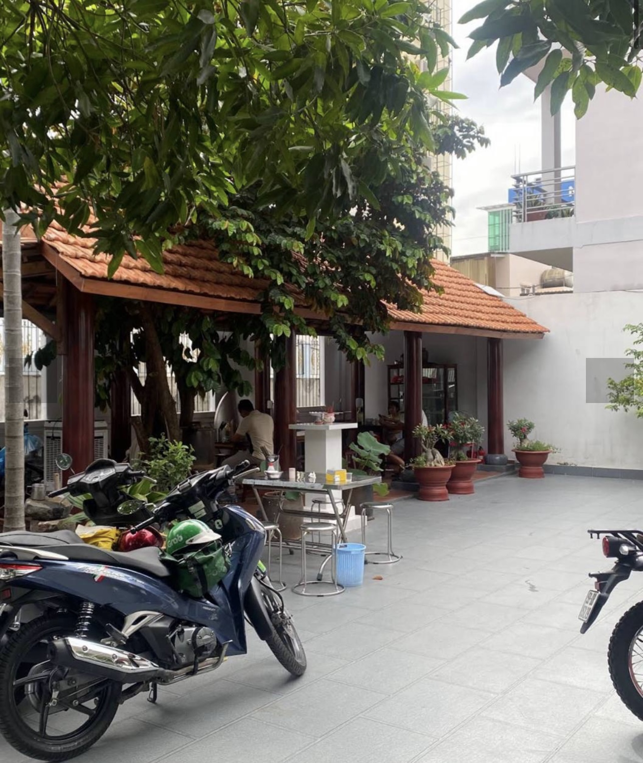 Không gian bên trong quán hủ tiếu biệt thự.