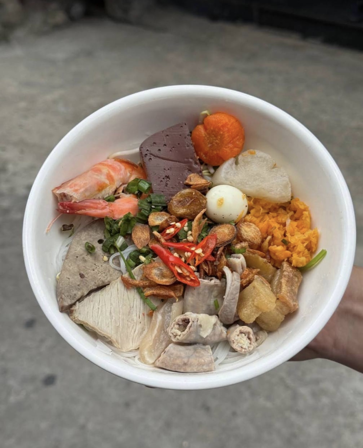 Mỗi tô hủ tiếu được ông bà bán với giá 30.000 đồng.