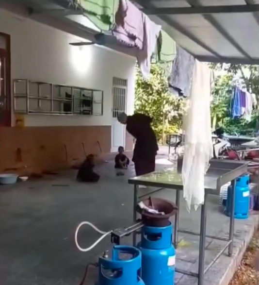 Hình ảnh đối tượng Duy đánh bé trai. (Ảnh cắt từ clip)