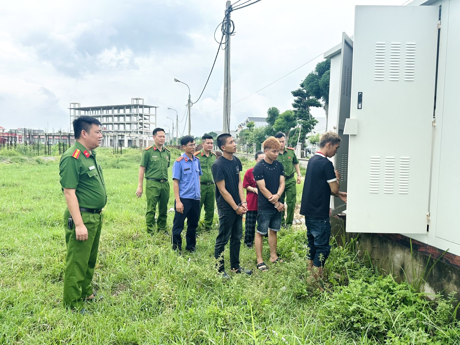Các đối tượng thực hiện lại hành vi - Ảnh: Công an Thanh Hóa