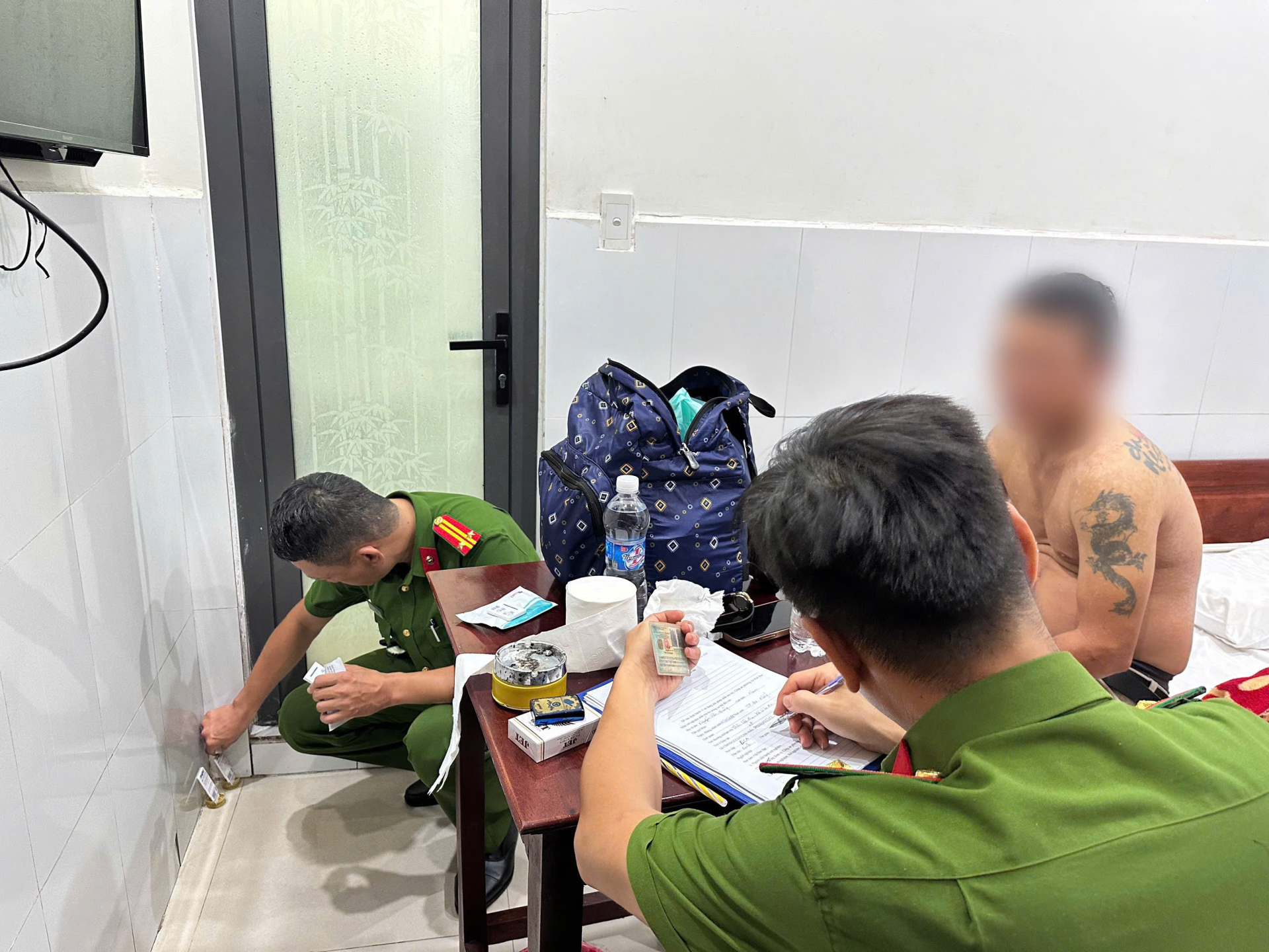 Test ma tuý nhiều người - Ảnh: Công an Đà Nẵng