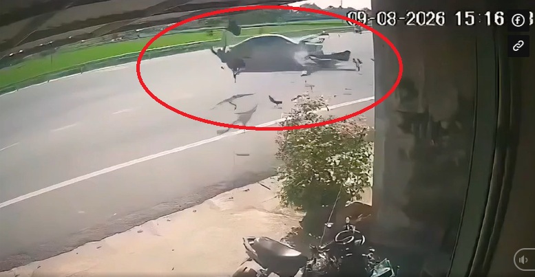 Hai người ngồi trên xe máy văng xa hàng chục mét sau va chạm. (Ảnh cắt từ clip)