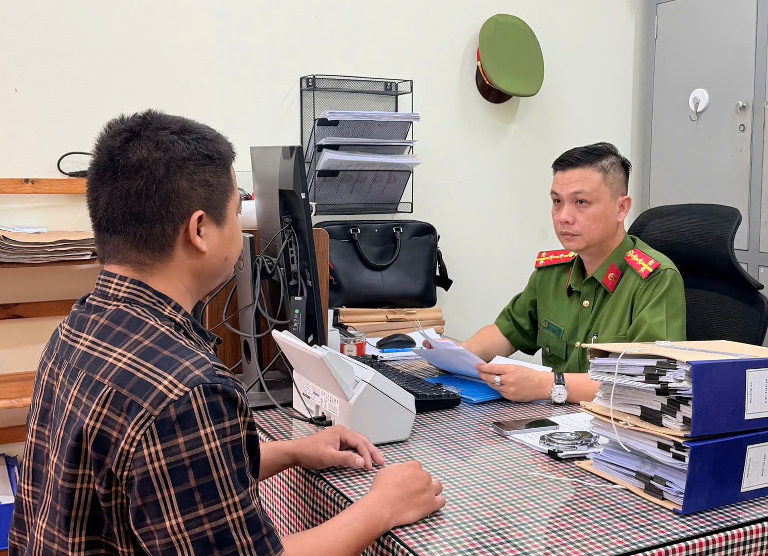 Công an làm việc với bị can Nguyễn Tăng Tiến - Ảnh: Công an Đồng Nai