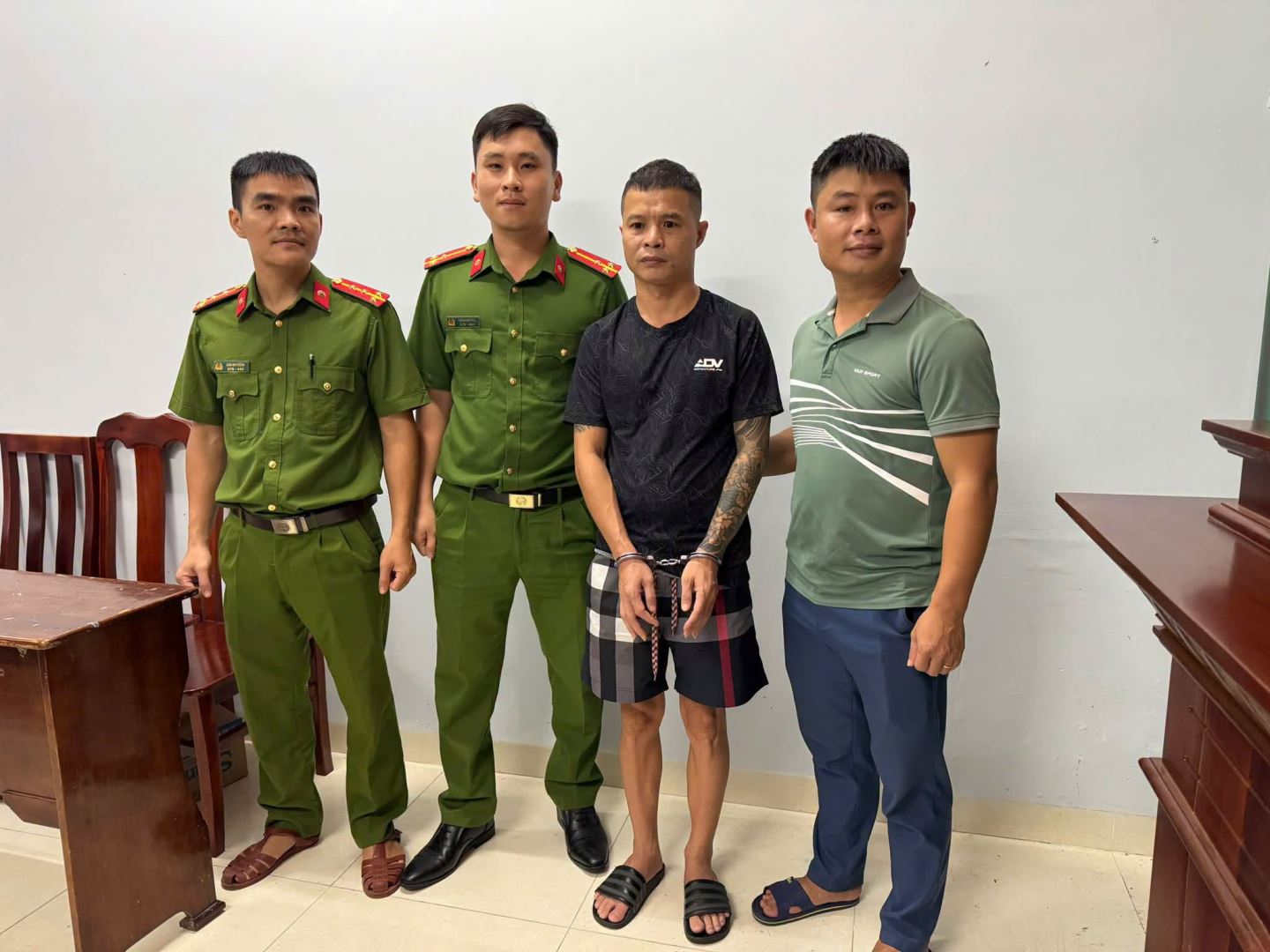 Công an xã Nam Ninh Hòa bàn giao Nguyễn Kim Trọng - Ảnh: Công an tỉnh Đắk Lắk