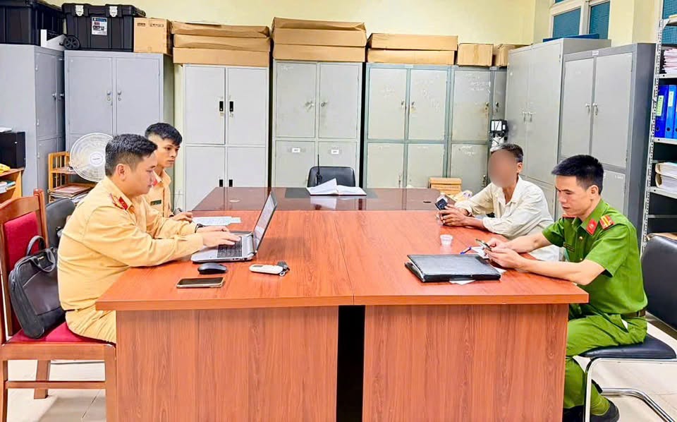 Tài xế làm việc với công an - Ảnh: Công an Phú Thọ