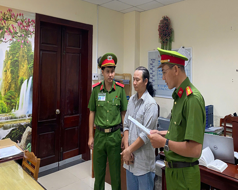 Hình ảnh Cơ quan Cảnh sát điều tra tống đạt các quyết định tố tụng đối với bị can Phạm Văn Tân, chủ Hộ kinh doanh Phạm Văn Tân - Ảnh: Công an Cần Thơ