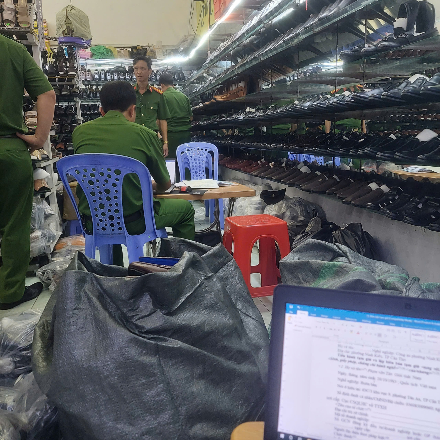 Hình ảnh kiểm tra, tạm giữ các sản phẩm giày dép giả mạo nhãn hiệu tại Hộ kinh doanh Phạm Văn Tân - Ảnh: Công an Cần Thơ