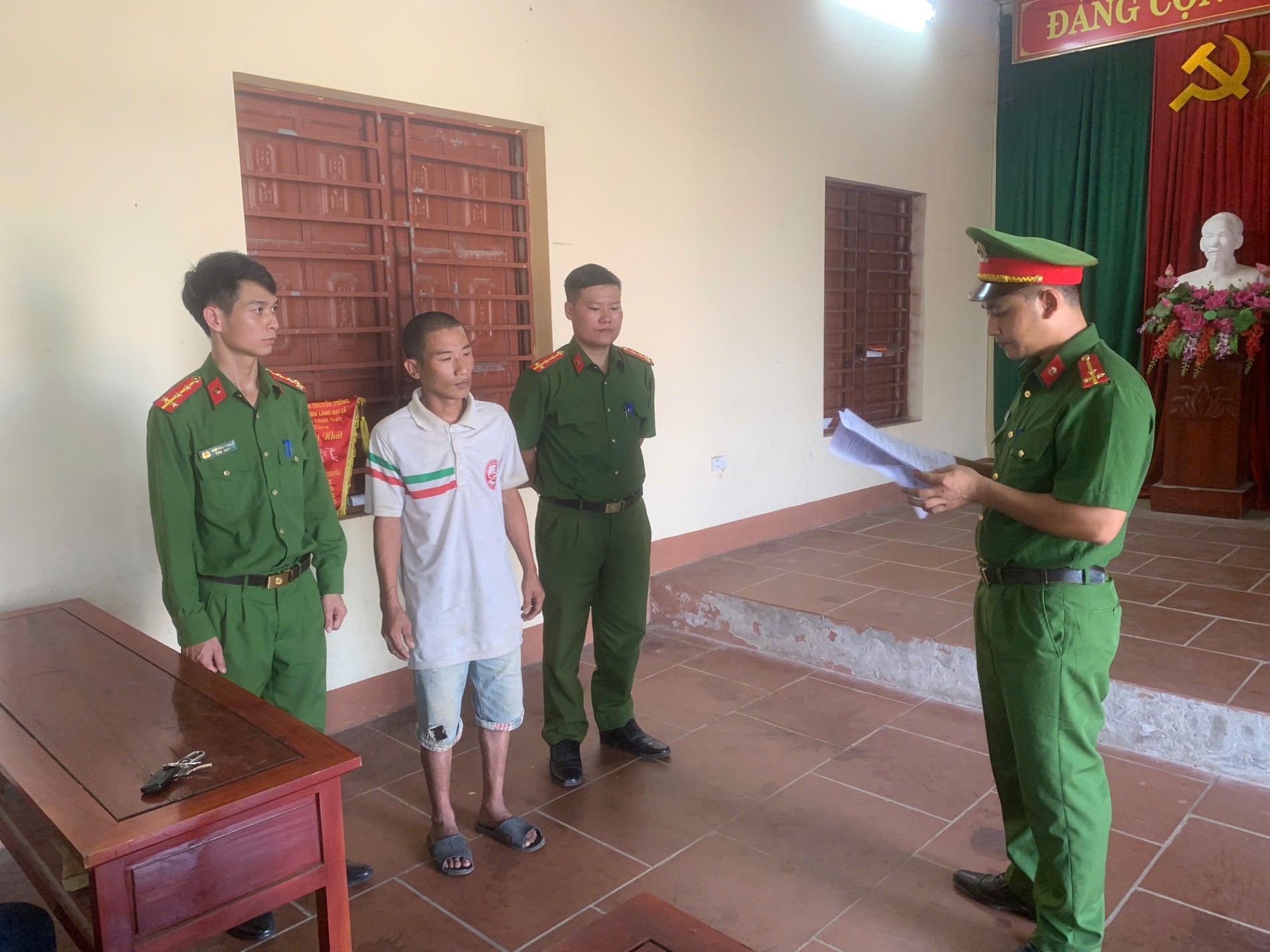 Cơ quan CSĐT Công an tỉnh thi hành lệnh bắt bị can để tạm giam - Ảnh: Công an Thái Nguyên
