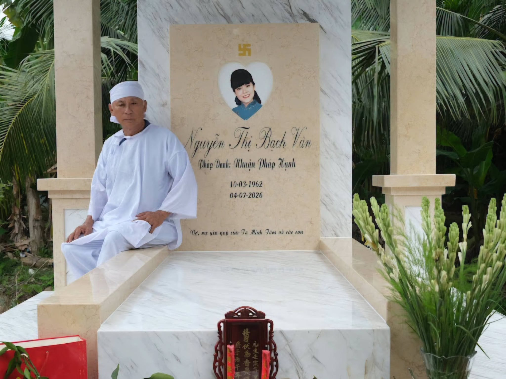 NSND Tạ Minh Tâm chia sẻ hình ảnh ông và các con tổ chức buổi lễ đặc biệt tại nơi an nghỉ của vợ - nghệ sĩ Bạch Vân