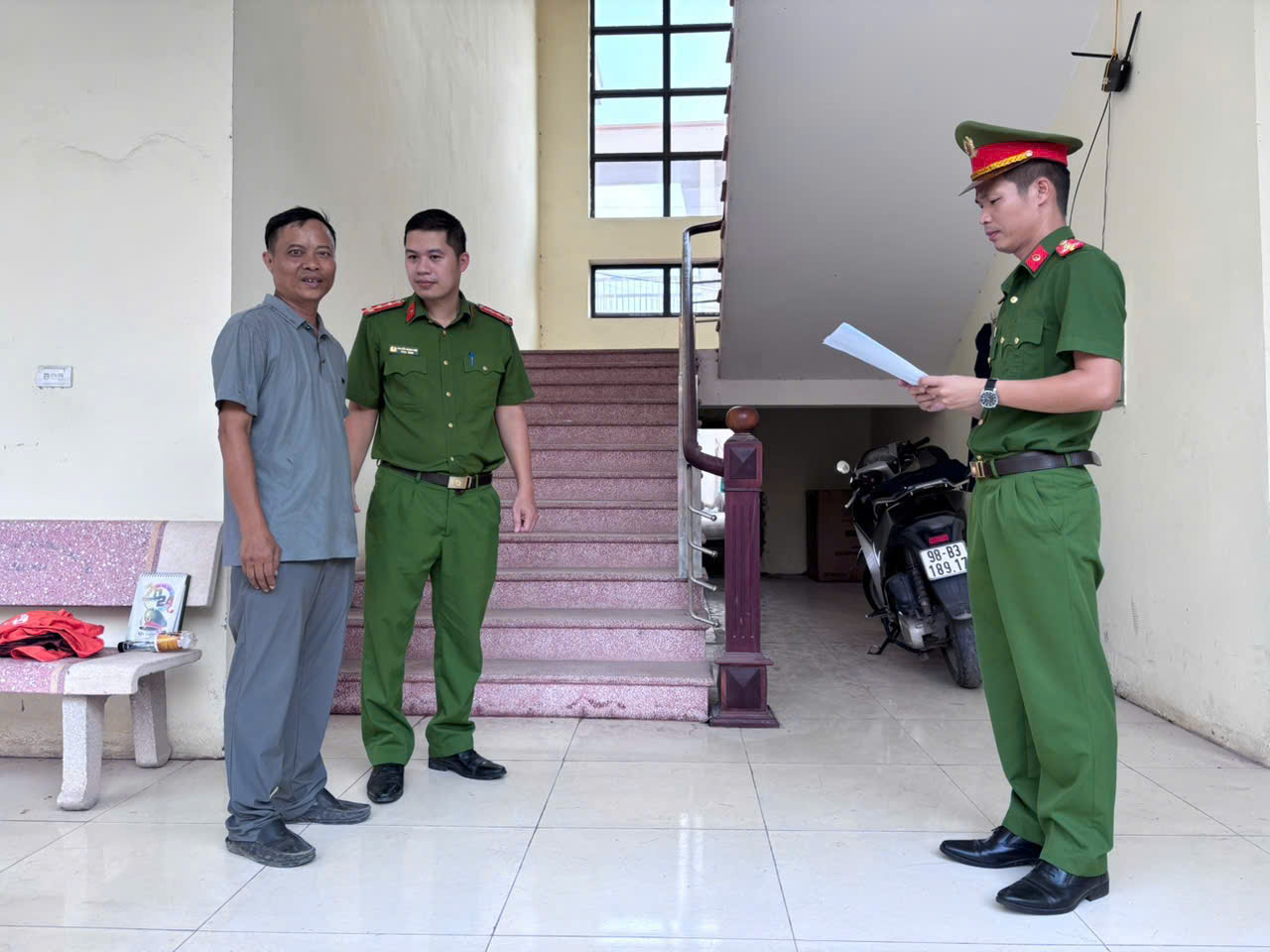 Công an tống đạt Quyết định khởi tố bị can đối với Nguyễn Quang Thiều - Ảnh: Công an tỉnh Bắc Ninh 