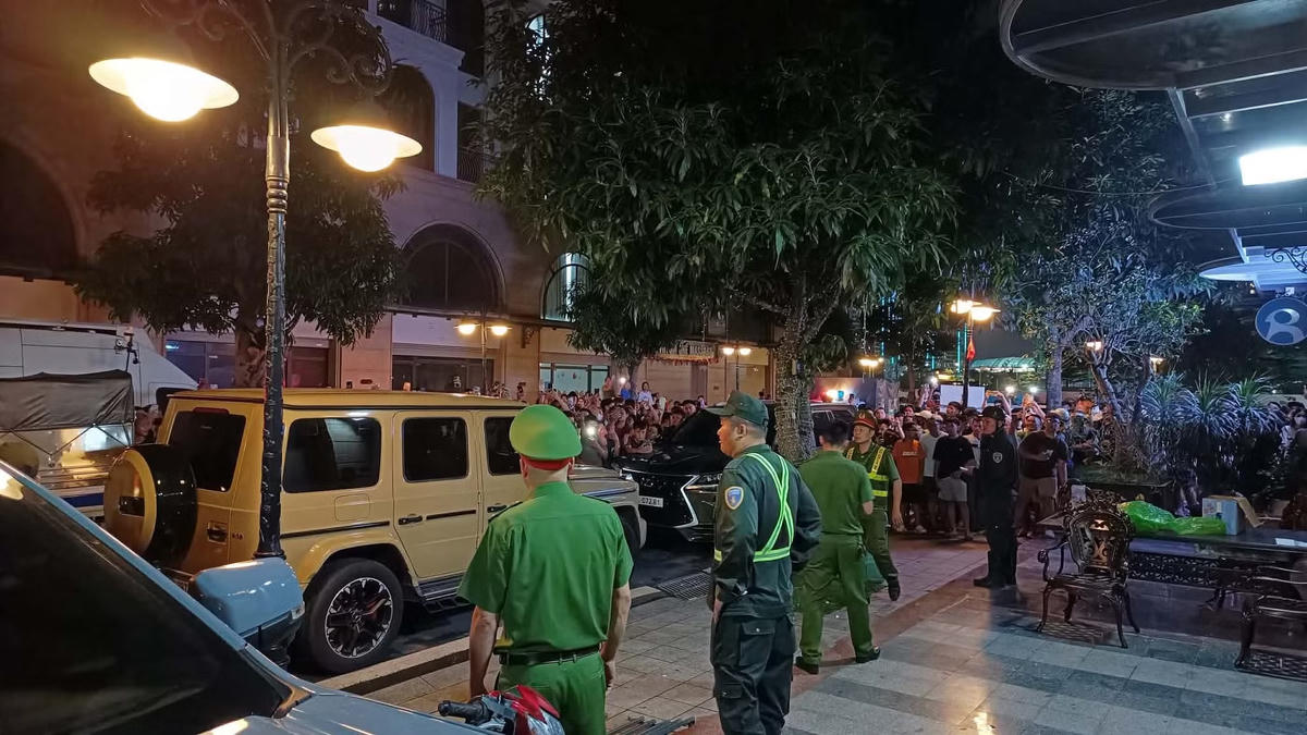 Việc khám xét tại nơi ở của Huấn Hoa Hồng thu hút rất đông người theo dõi - Ảnh: Đại đoàn kết