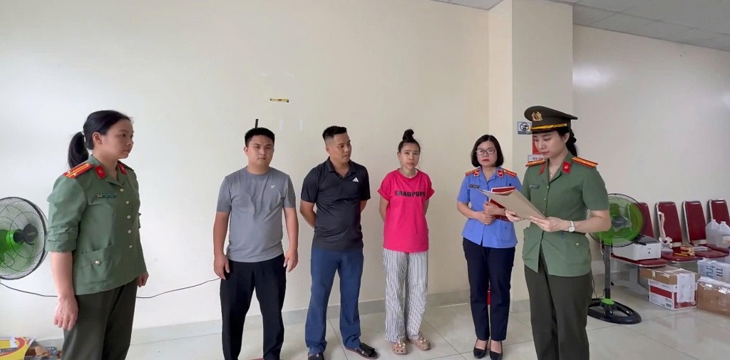 Công an đọc Quyết định khởi tố vụ án, khởi tố bị can đối với Vi Văn Đông, Vũ Thị Hà và Phạm Bá Tài về tội “Lừa đảo chiếm đoạt tài sản” - Ảnh: Công an Nghệ An