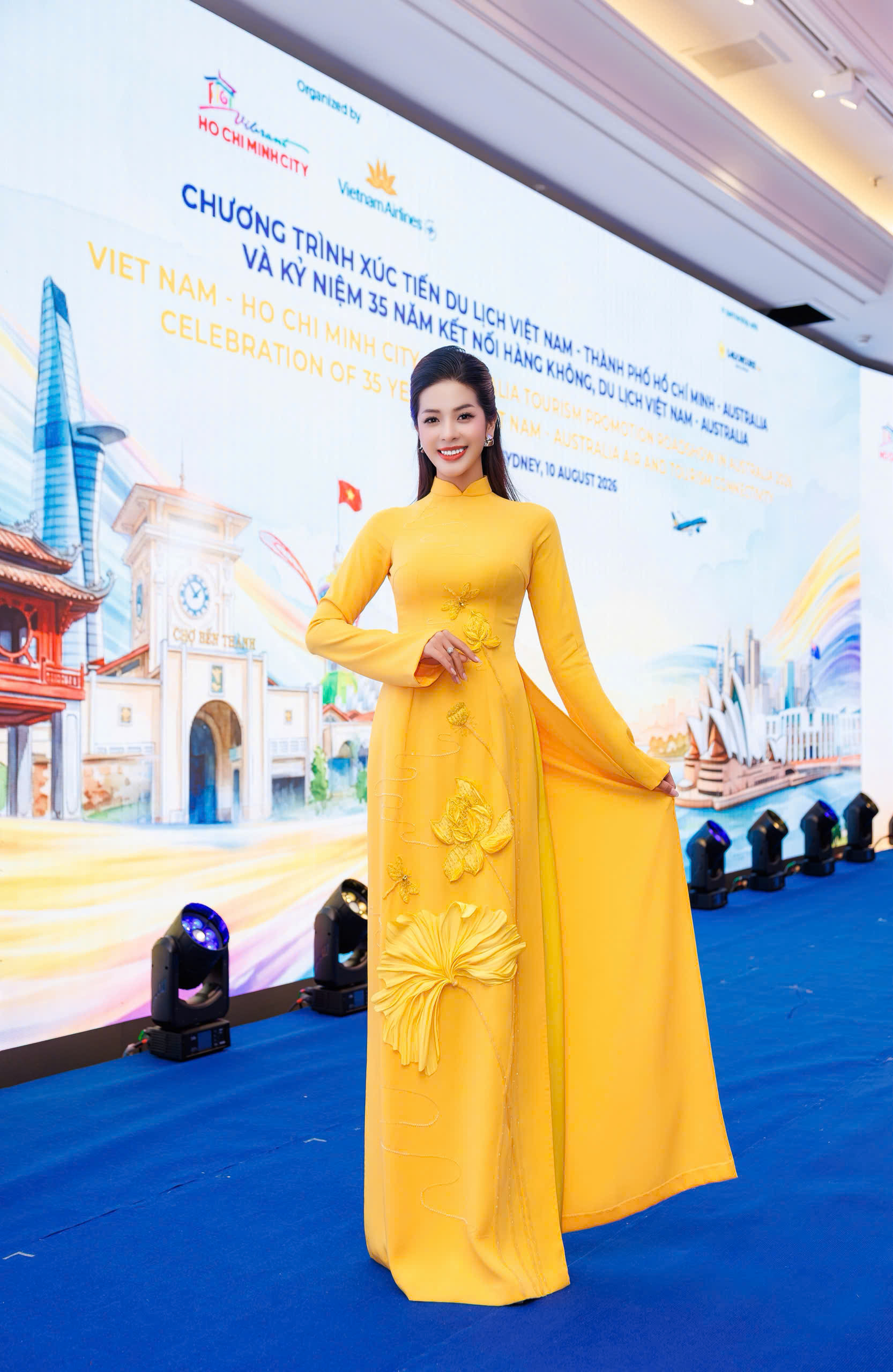 MC Thu Nga dẫn chương trình tại Sydney, diện áo dài hoa sen gây chú ý