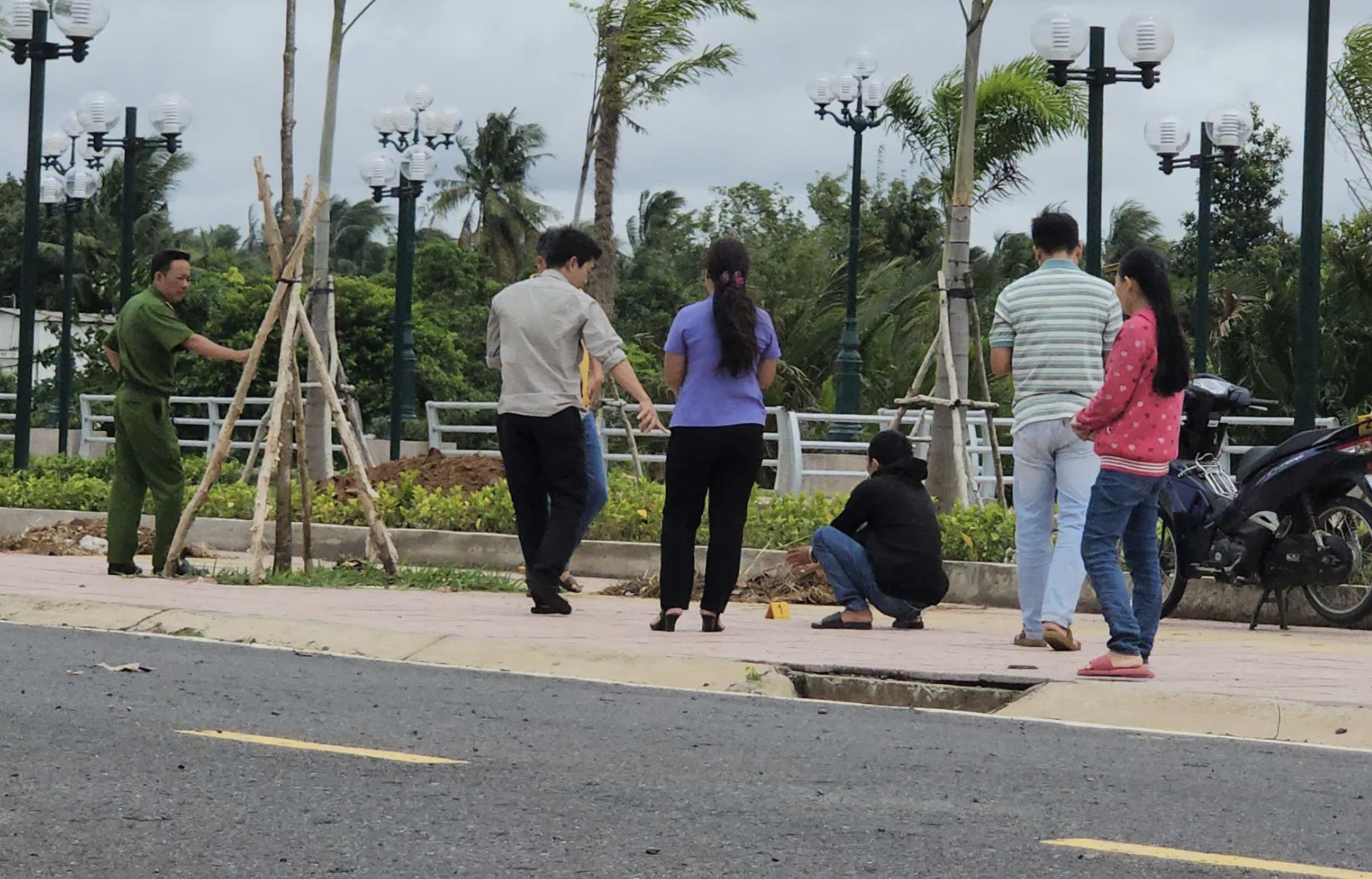 Lực lượng chức năng khám nghiệm hiện trường vụ cướp - Ảnh: Công an Đồng Tháp