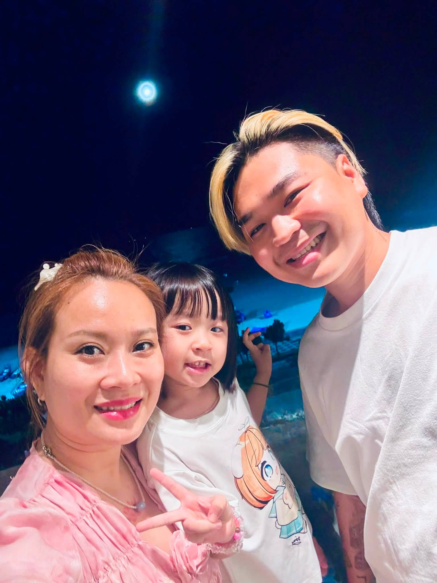 Nam ca sĩ Việt có tiếng lấy vợ hơn 8 tuổi có 2 con riêng: