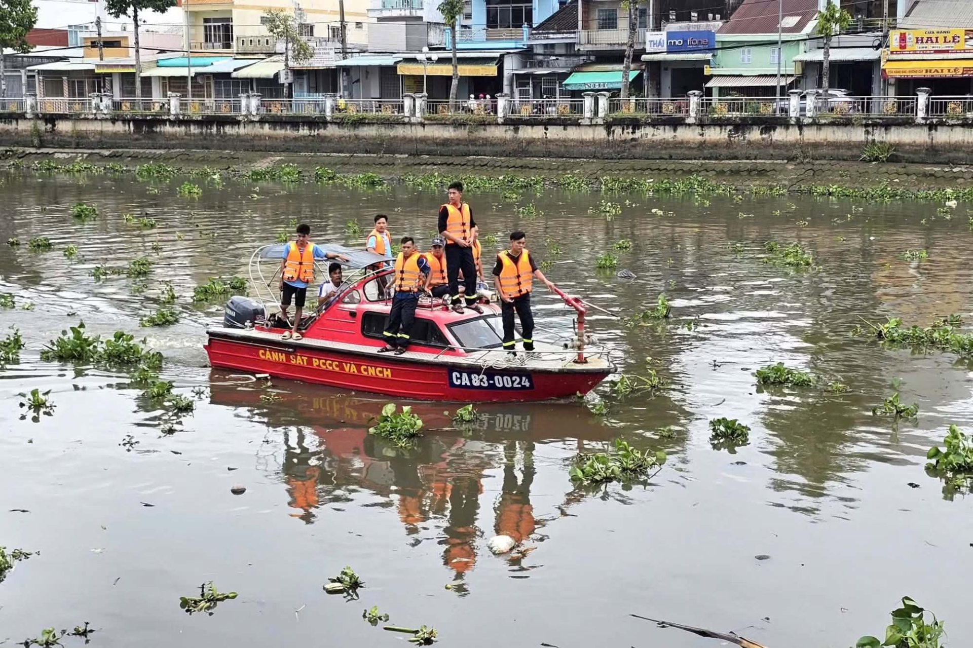 Đến chiều 18/8, lực lượng cứu hộ vẫn chưa tìm thấy anh Duy. (Ảnh: Tiền Phong)