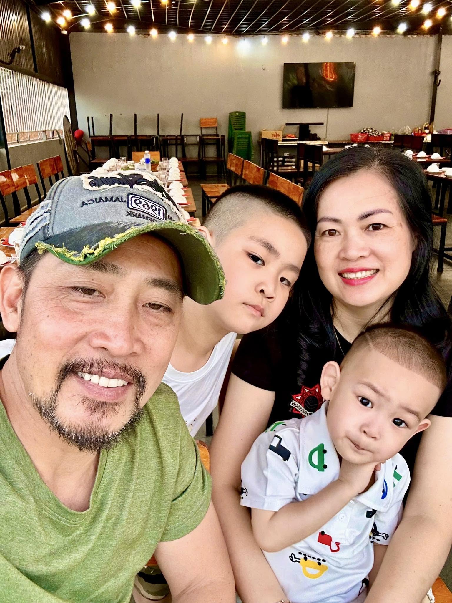 Hình ảnh đời thưởng của nam nghệ sĩ bên gia đình