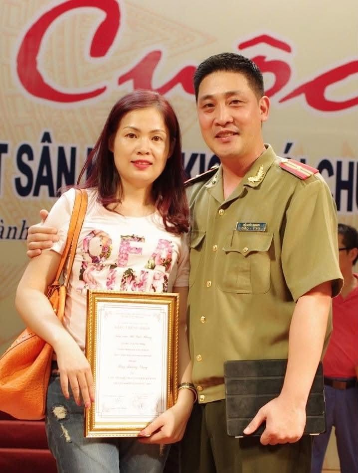 NSƯT Hồ Phong đăng ảnh bên vợ và chúc mừng ngày truyền thống Công an Nhân dân