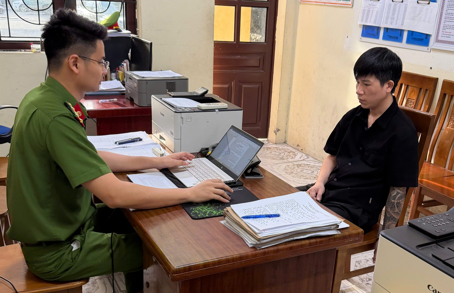 Đối tượng Đinh Công Ngọc tại cơ quan Công an - Ảnh: Công an Hưng Yên