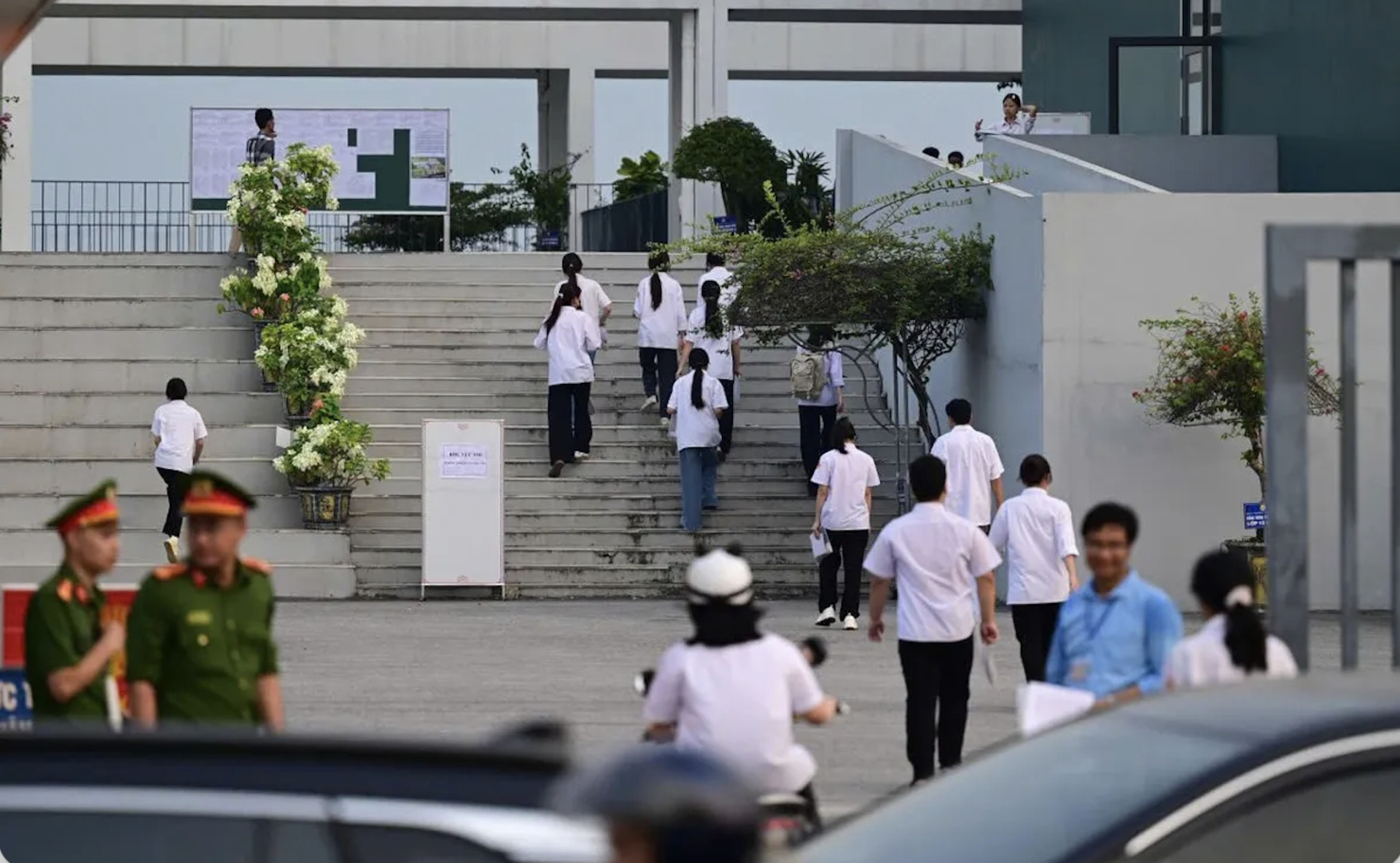 Các thí sinh tại điểm thi lại tốt nghiệp Chuyên Tuyên Quang - Ảnh: VTV