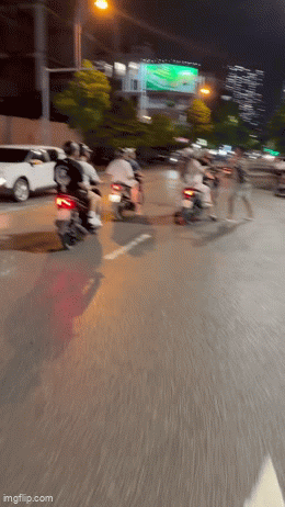 Sự việc gây chú ý trong tối 19/8. (Ảnh cắt từ clip)