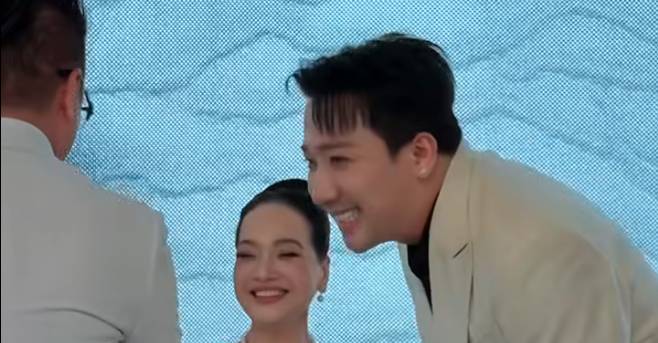 Trấn Thành cúi người chào Đàm Vĩnh Hưng.