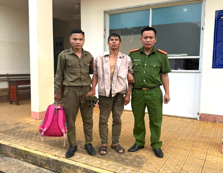 Công an phường Thành Nhất bắt giữ đối tượng truy nã Vũ Thùy Mạnh - Ảnh: Công an Đắk Lắk