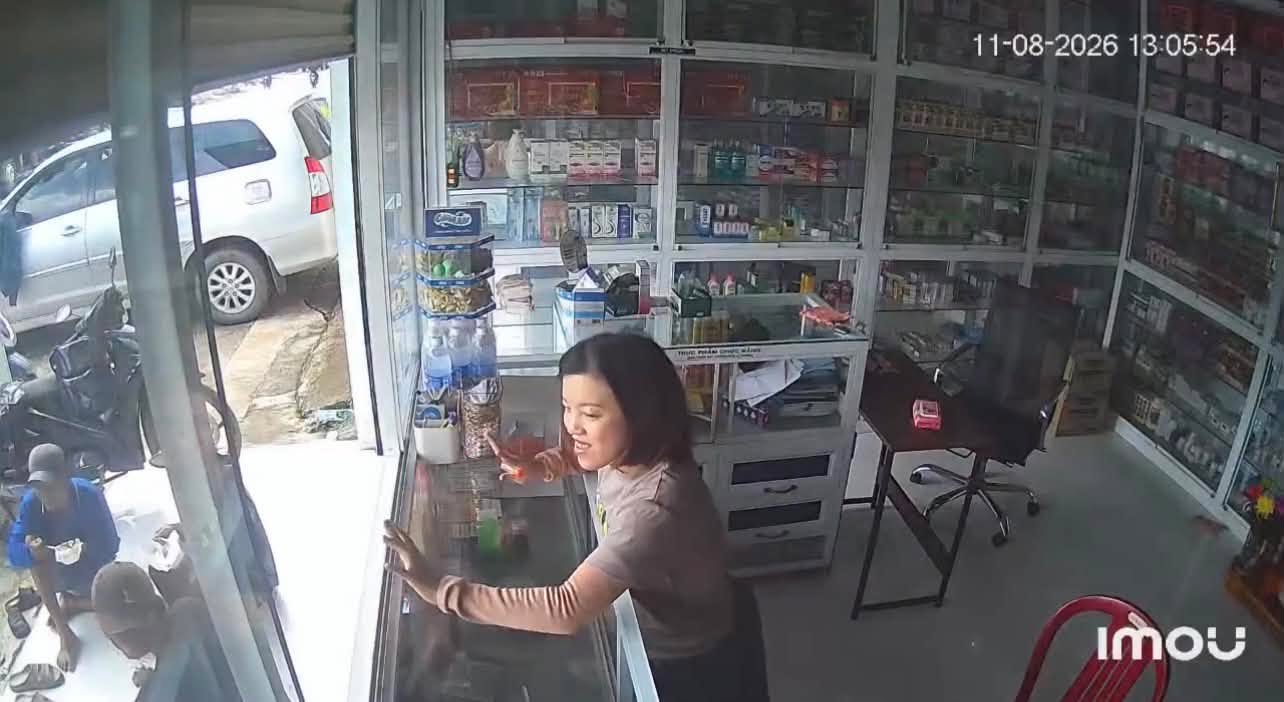 Chị Trâm vui vẻ cho nhóm thợ hồ ngồi trước cửa hàng để ăn trưa. (Ảnh: Cắt từ clip)