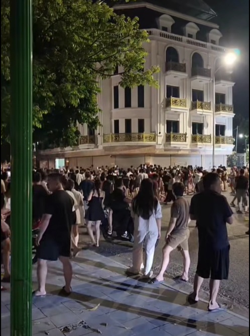 Nhiều người dân hiếu kỳ xuất hiện trước nhà của Hải Sapa để livestream. (Ảnh cắt từ clip)
