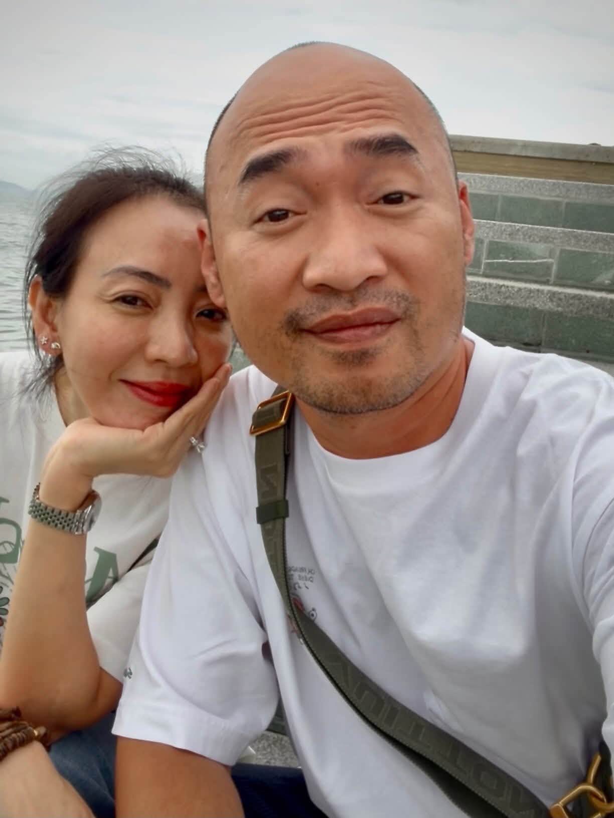 Khi Thu Trang bị thương nghiêm trọng ở mặt, Tiến Luật là người luôn ở bên và giúp cô điều trị