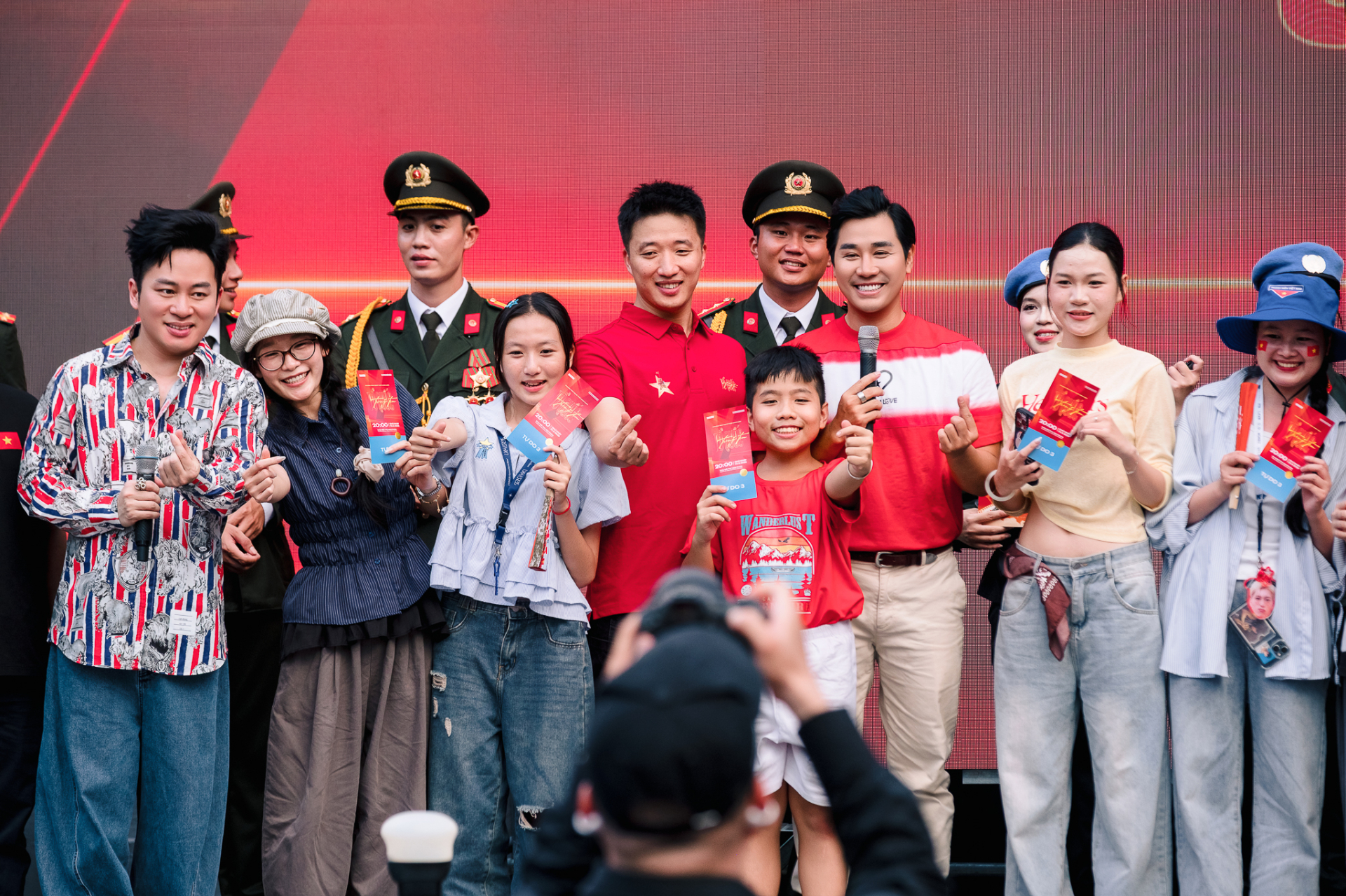 MC Nguyên Khang khuấy động chương trình “Fandom Yêu Nước”