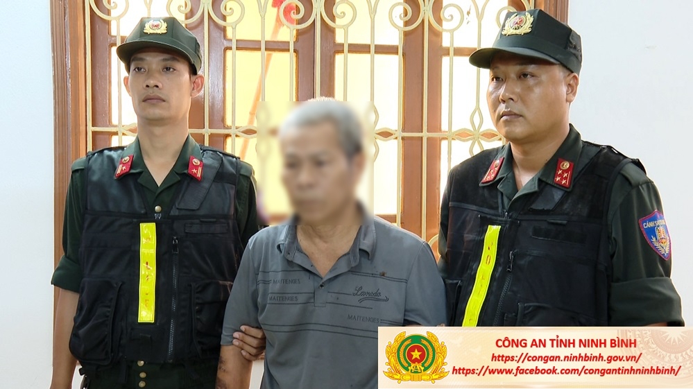 Cơ quan Cảnh sát điều tra Công an tỉnh Ninh Bình thi hành Lệnh bắt bị can để tạm giam đối với Lê Văn Sinh (mặc áo xám) - Ảnh: Công an Ninh Bình