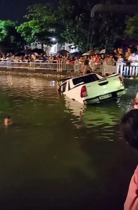 Chiếc xe sau đó đã được trục vớt lên. (Ảnh cắt từ clip)