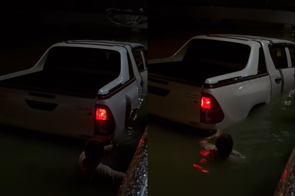 Chiếc xe bán tải lao xuống ao làng. (Ảnh cắt từ clip)