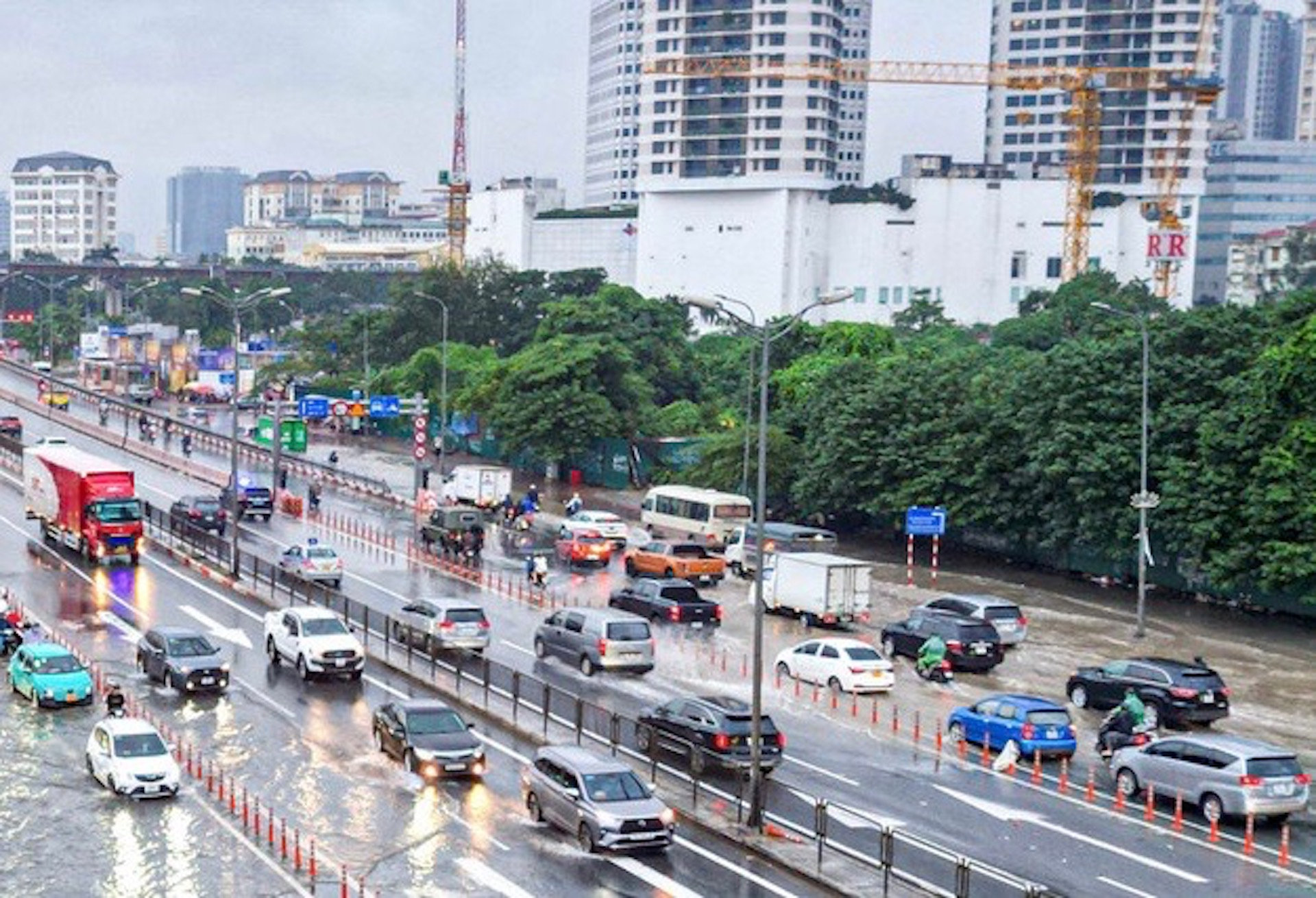 Hà Nội đã trải qua đợt mưa nhiều ngày liên tiếp trong tháng 8 - Ảnh: Hà Nội mới