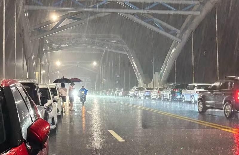 Nhiều gia đình đã bị thiệt hại tài sản trong mùa lũ năm ngoái, nên năm nay bất đắc dĩ phải tìm cách di dời tài sản sớm. (Ảnh: Tiền Phong)