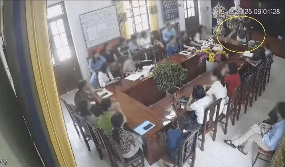 Hình ảnh bà Hà đập bàn, ném cốc được camera ghi lại. (Ảnh: Cắt từ clip)