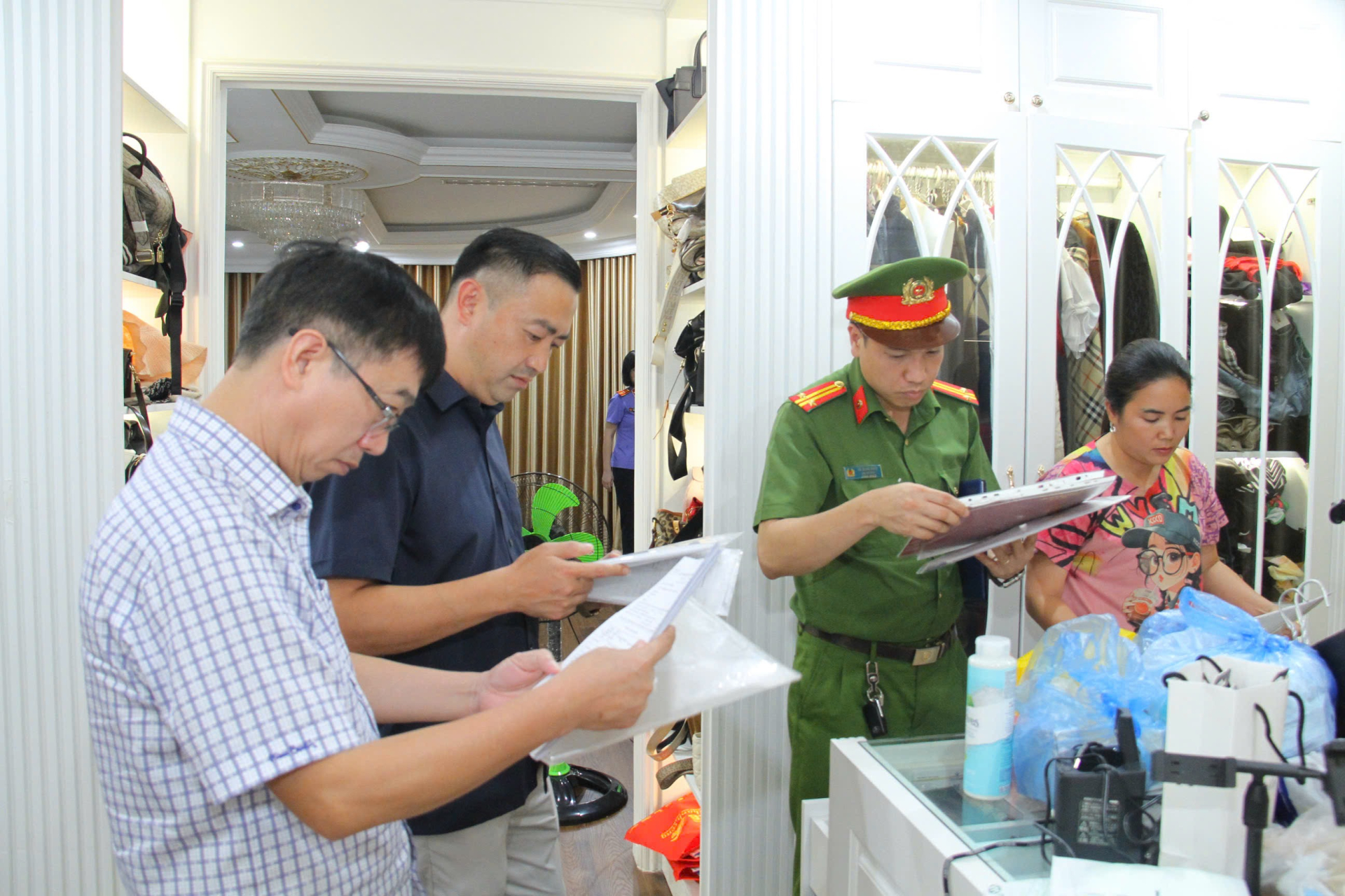 Cơ quan Cảnh sát điều tra Công an tỉnh Lào Cai khám xét tại trụ sở Công ty cổ phần Tập đoàn SapaTV - Ảnh: Công an Lào Cai