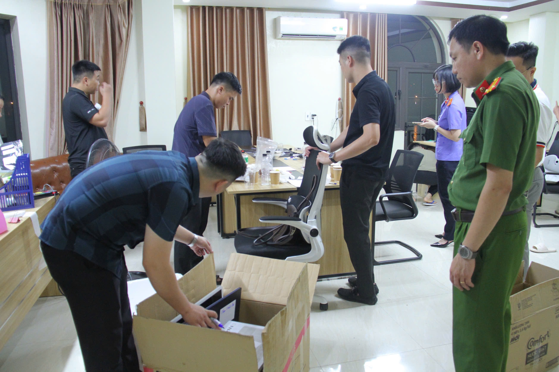 Công an tỉnh Lào Cai khám xét tại trụ sở Công ty Cổ phần Tập đoàn SapaTV - Ảnh: Công an Lào Cai