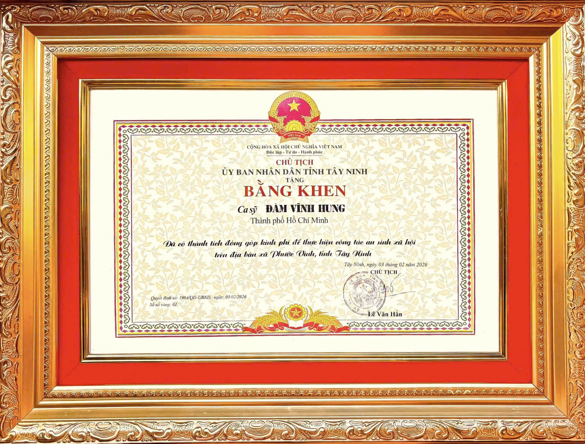 Bằng khen của Đàm Vĩnh Hưng.