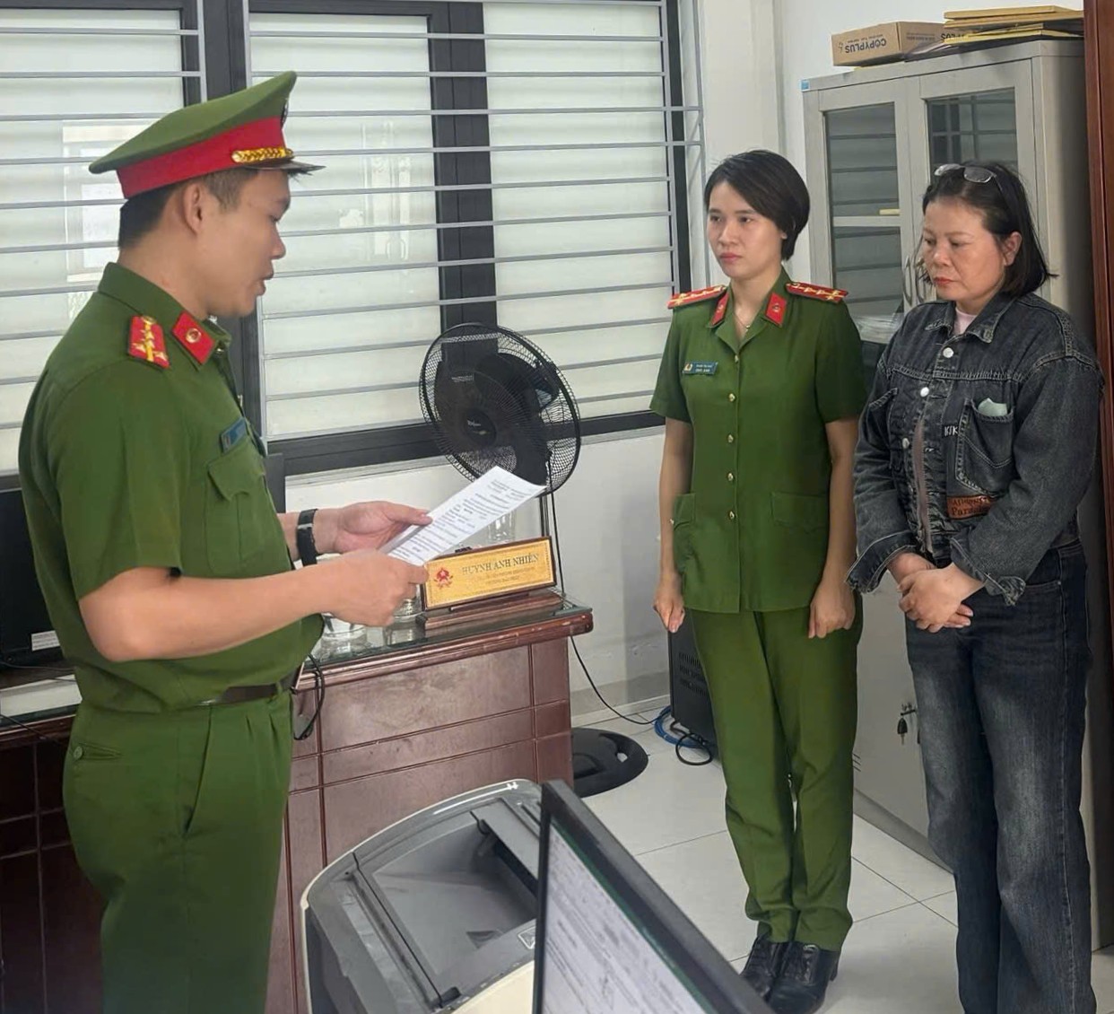 Cơ quan CSĐT tống đạt các quyết định đối với Nguyễn Thị Dung - Ảnh: Công an Đà Nẵng