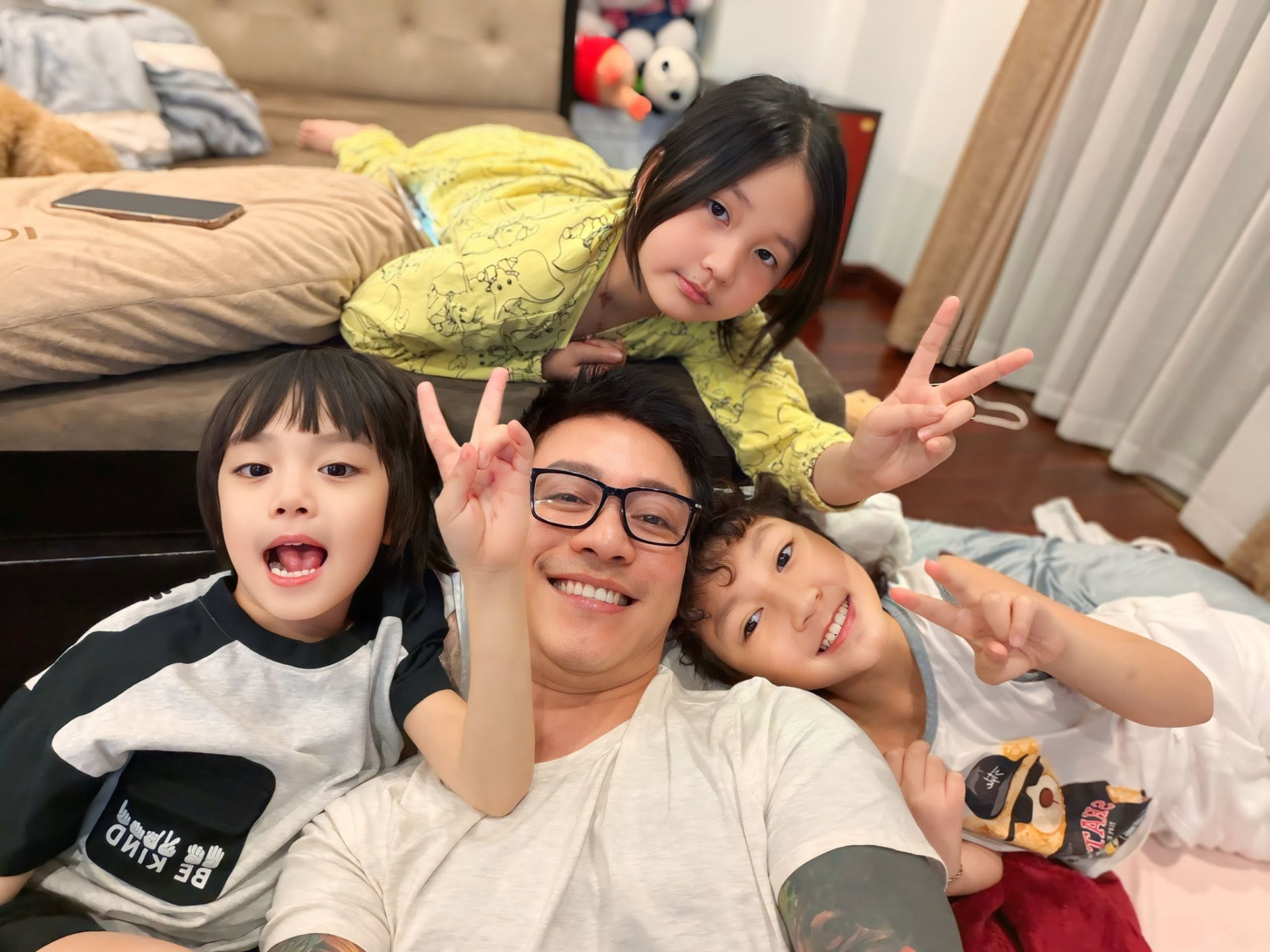 Khi không có lịch diễn ở Mỹ, Tuấn Hưng làm bố toàn thời gian