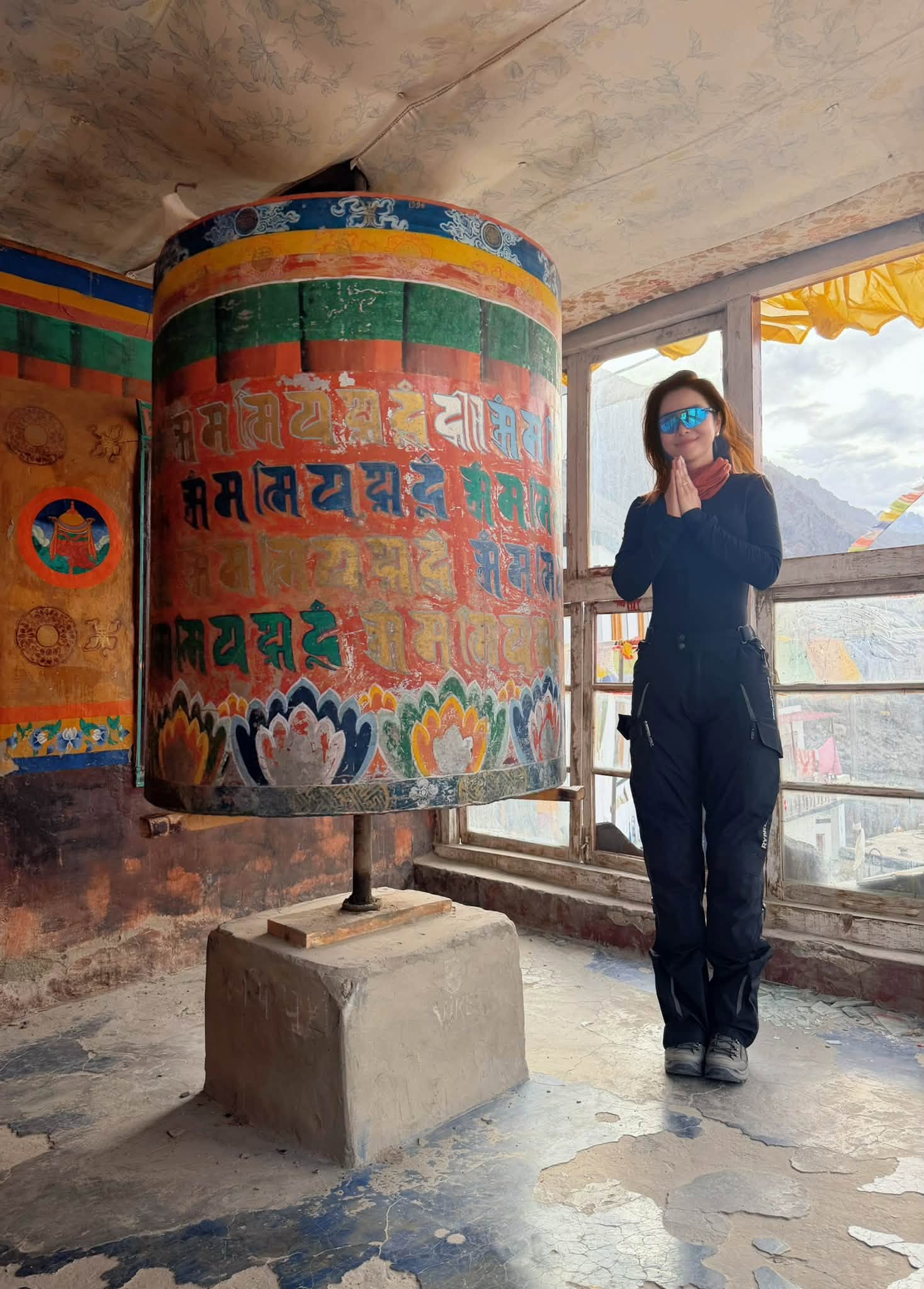 Diskit Monastery là một trong những tu viện cổ và nổi tiếng của Nubra Valley, thuộc truyền thống Gelug của Phật giáo Tây Tạng. Cô đứng giữa không gian này, tự nhiên thấy lòng mình cũng chậm lại.