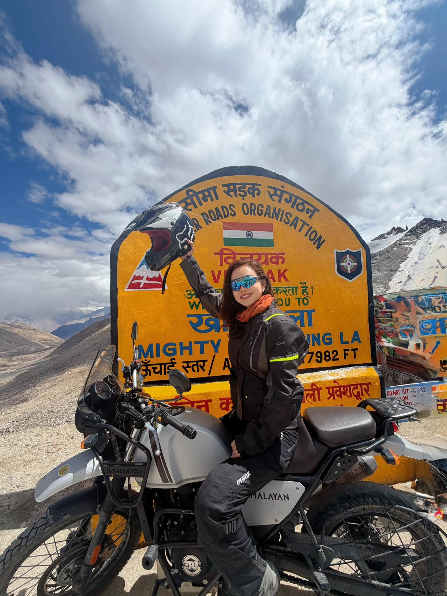 Cô vượt qua Khardung La - một trong những cung đèo cao nhất thế giới có thể chinh phục bằng mô tô, ở độ cao khoảng 5.600m.