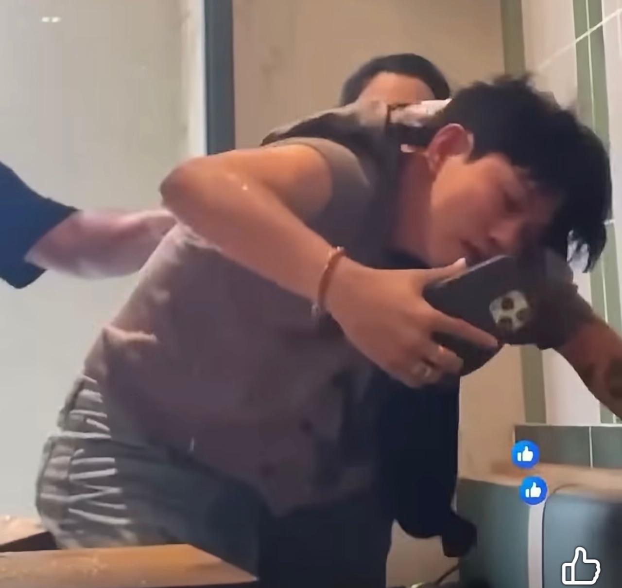 Sau đó, cô gái tiếp tục kéo nam thanh niên lại, dùng tay túm tóc, đánh vào vùng đầu. (Ảnh: Cắt từ clip)