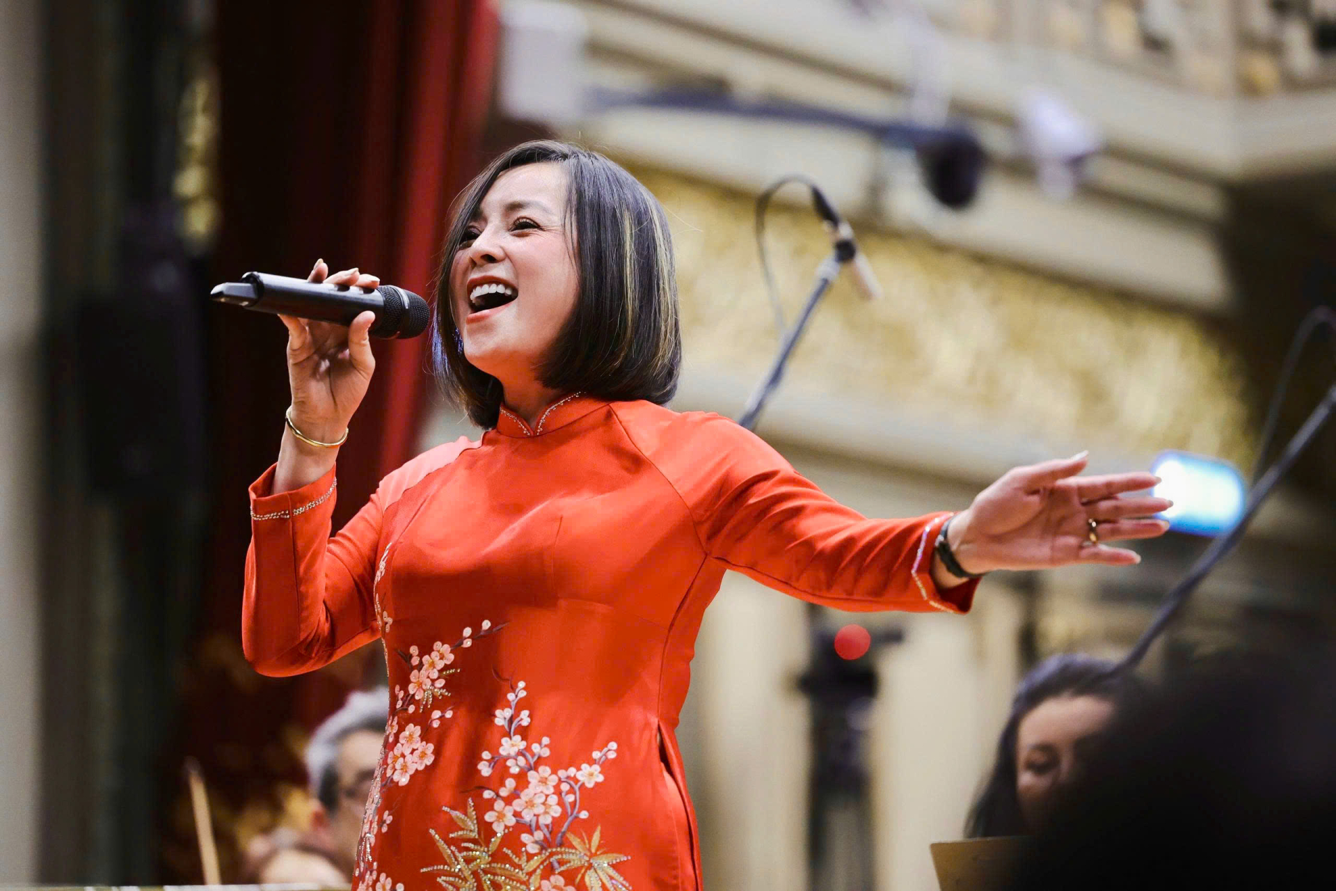 Vocalist Kate Nguyen - Giám đốc điều hành ADM Entertainment biểu diễn tác phẩm “Hà Nội 12 mùa hoa”.