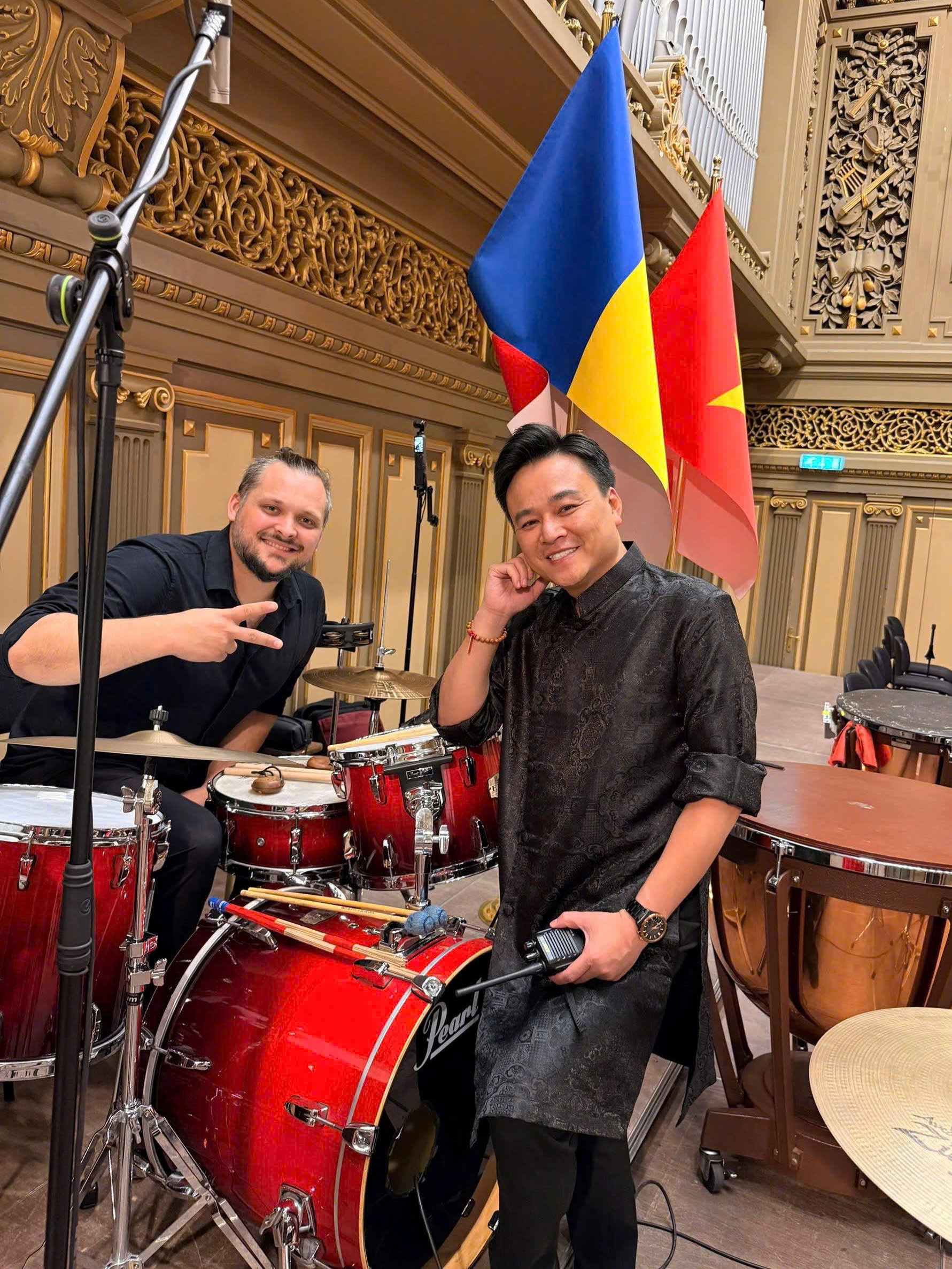 Đạo diễn Phan Bảo cùng thành viên dàn nhạc giao hưởng Bucharest tại nhà hát Romanian Athenaeum