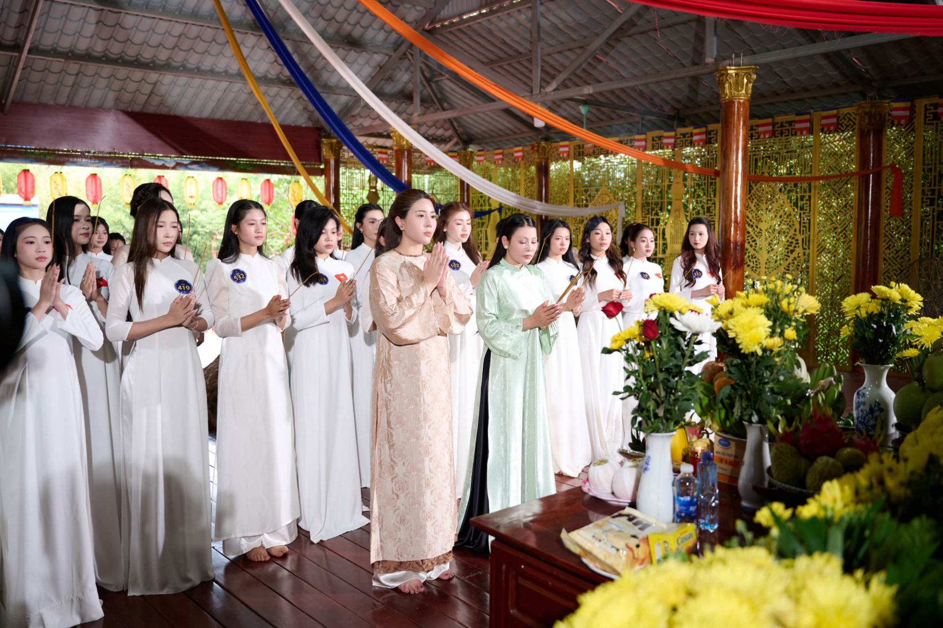 Các thí sinh dâng hương.