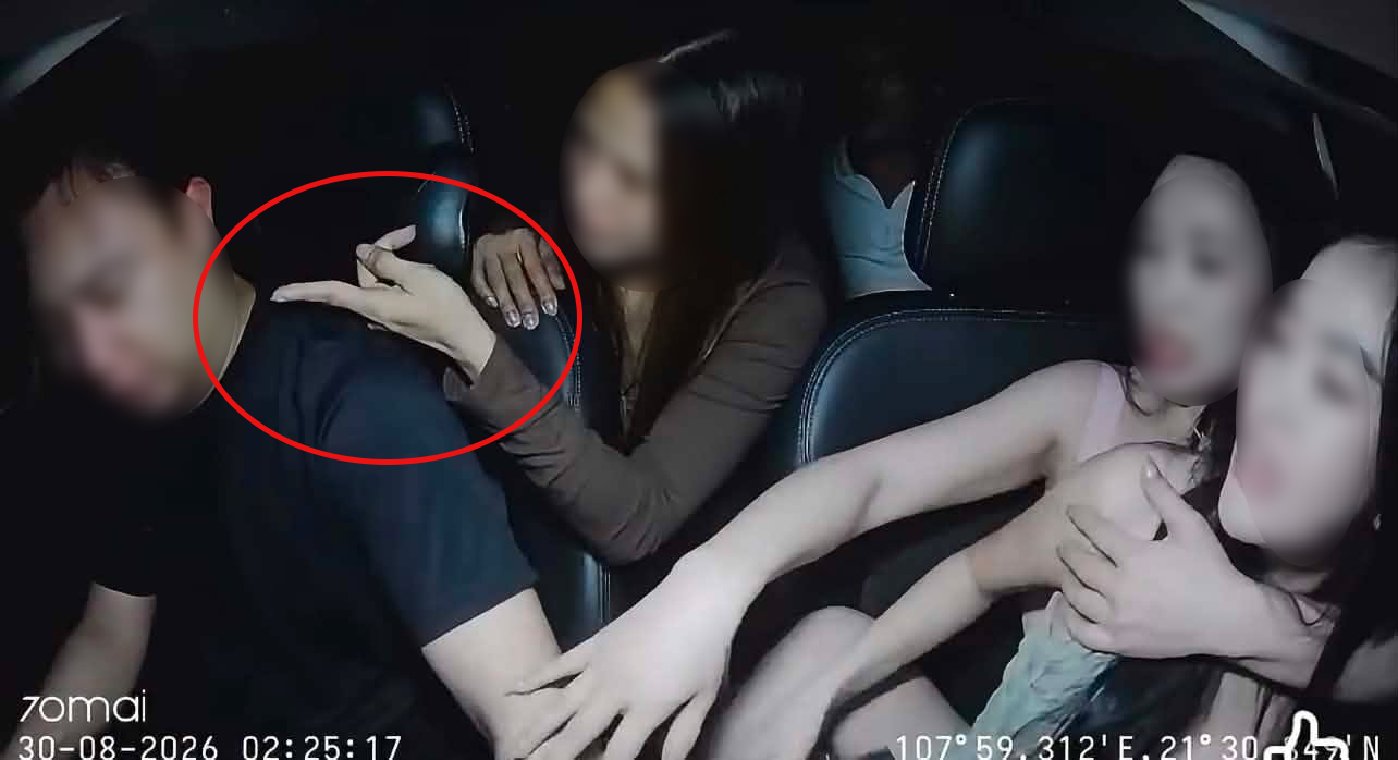 Nhóm khách nữ chửi bới, túm tóc nam tài xế. (Ảnh: Cắt từ clip)