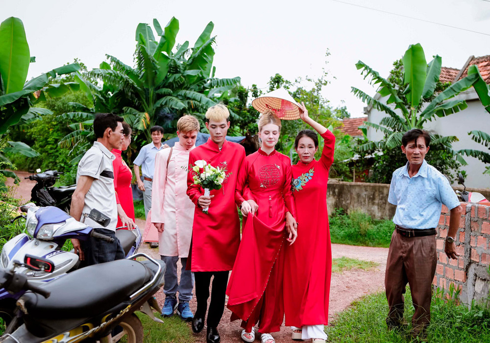 Olga bất ngờ vì đám cưới tại quê chồng có quá đông khách mời. (Ảnh: Tri thức -Znews)